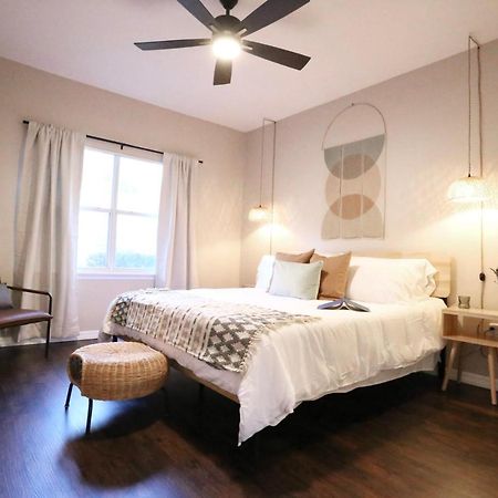 Nomad Retreat King Bed Boutique Condo W Garage Gainesville Exteriör bild