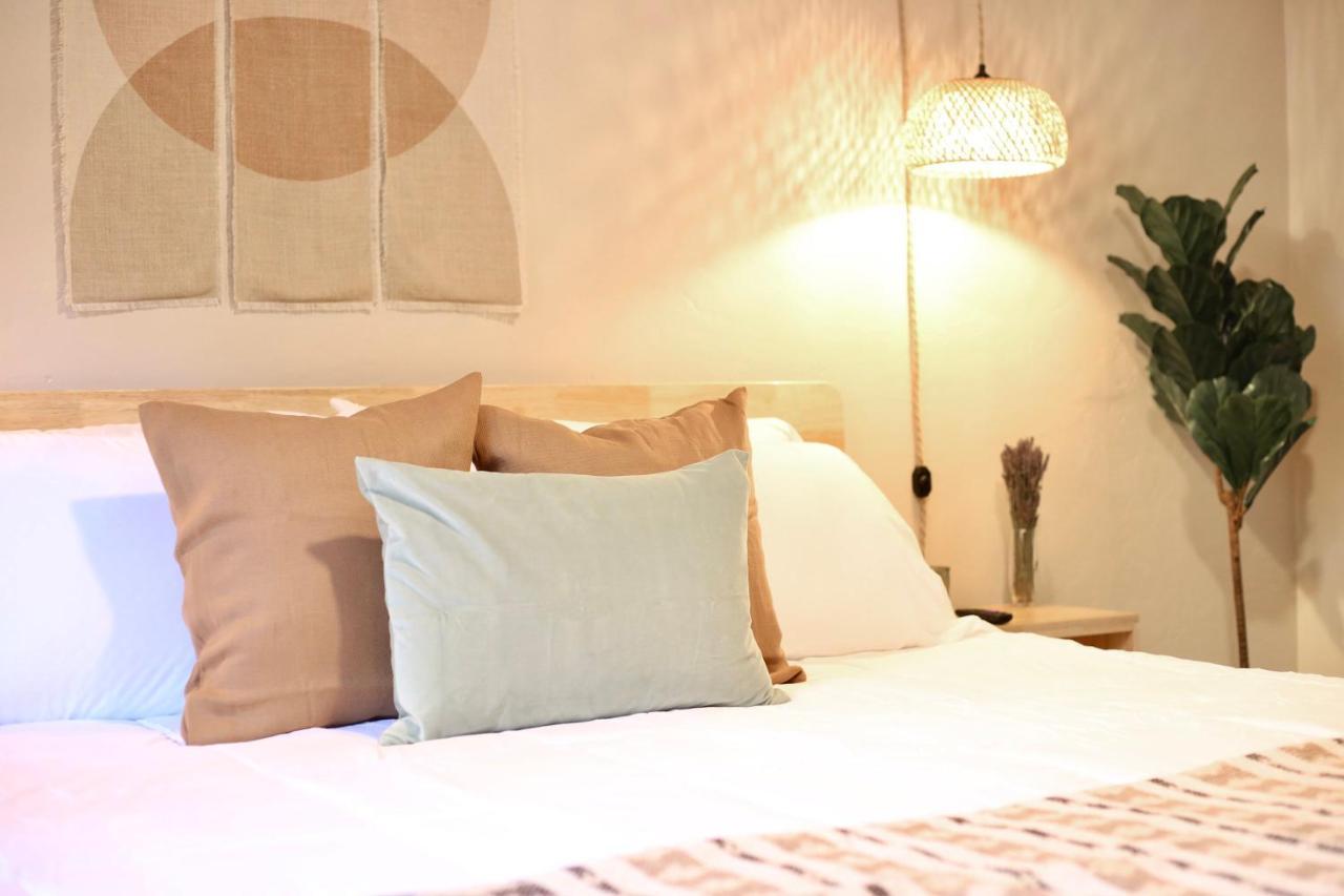 Nomad Retreat King Bed Boutique Condo W Garage Gainesville Exteriör bild