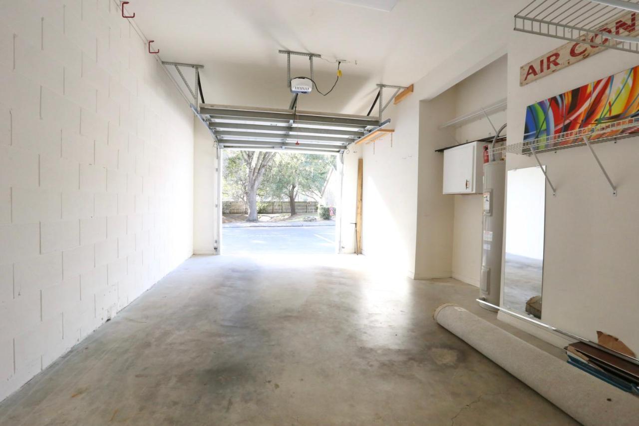 Nomad Retreat King Bed Boutique Condo W Garage Gainesville Exteriör bild
