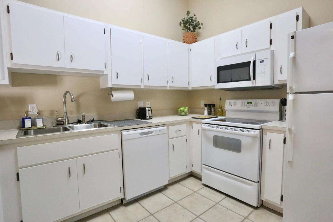 Nomad Retreat King Bed Boutique Condo W Garage Gainesville Exteriör bild