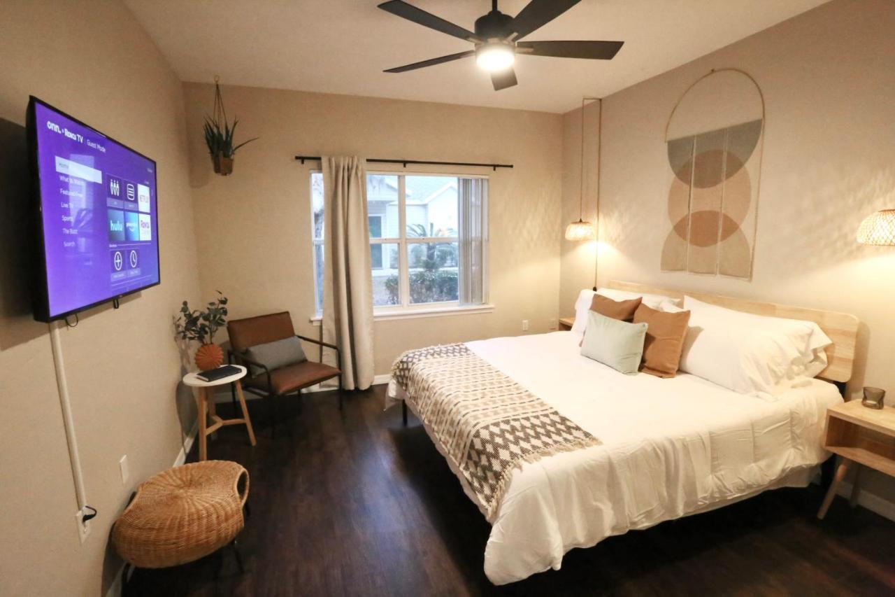 Nomad Retreat King Bed Boutique Condo W Garage Gainesville Exteriör bild