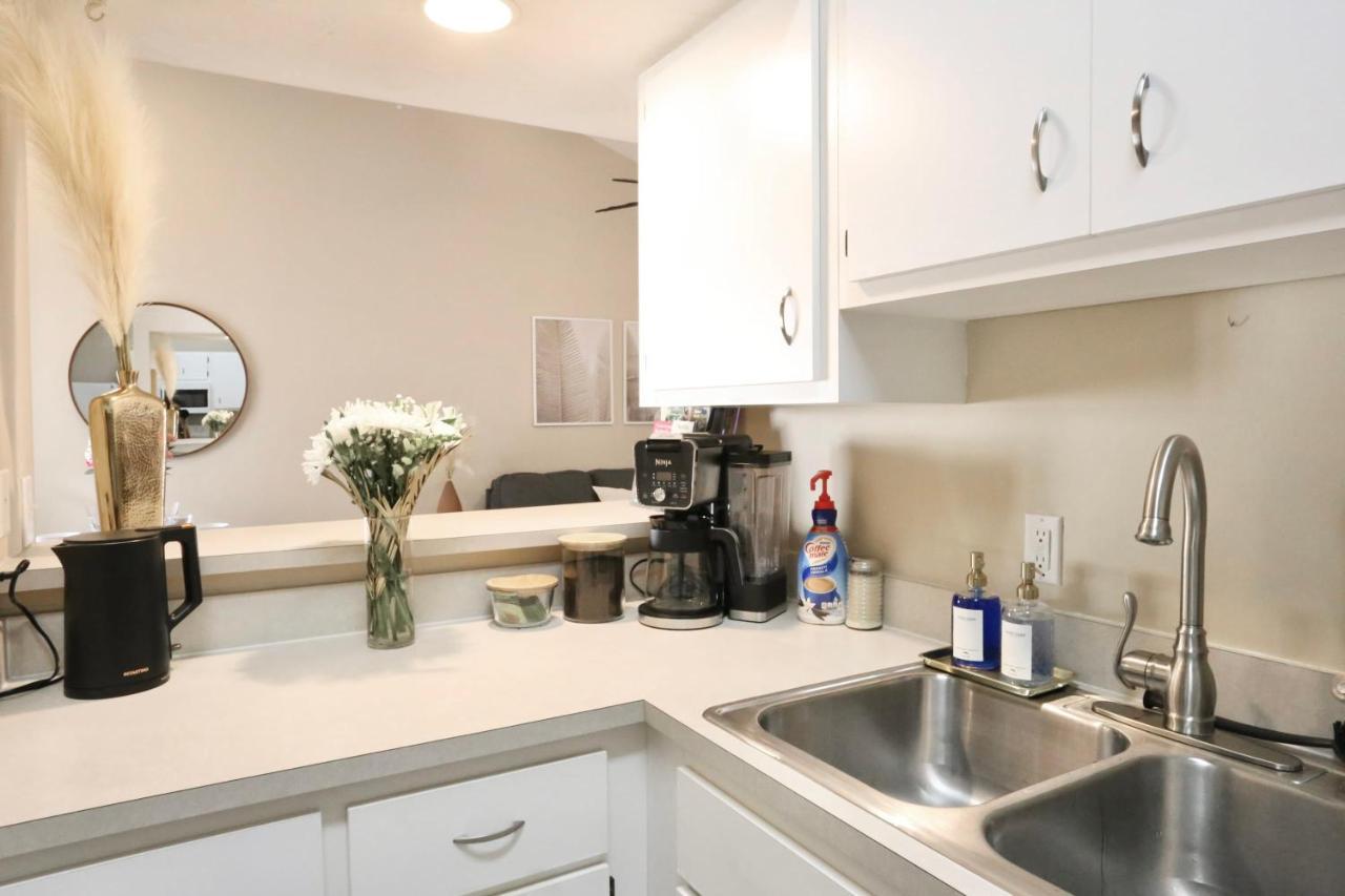 Nomad Retreat King Bed Boutique Condo W Garage Gainesville Exteriör bild