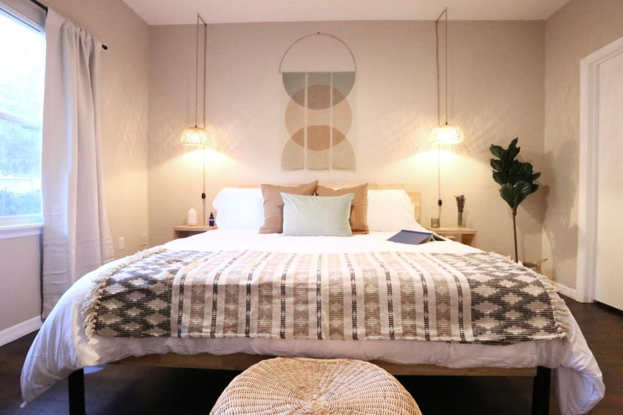Nomad Retreat King Bed Boutique Condo W Garage Gainesville Exteriör bild