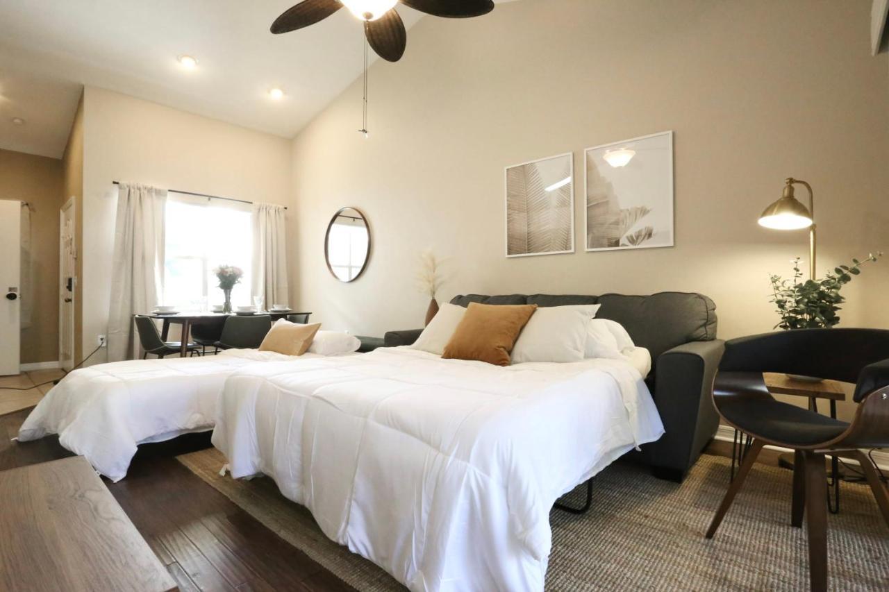 Nomad Retreat King Bed Boutique Condo W Garage Gainesville Exteriör bild